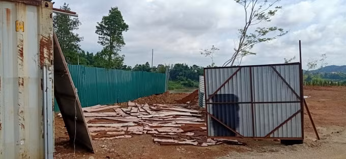 Khu đất được quay tôn kín xung quanh, bên trong khu đất, nhiều đoạn của dự án giáp bờ sông Kỳ Cùng đã bị đổ đất đá, phế liệu xây dựng.