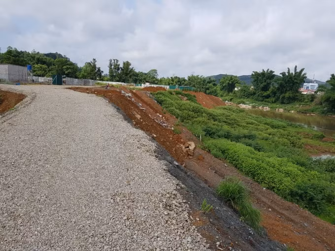 Dự án Khu ở mới sinh thái sông Kỳ Cùng đã xuất hiện những con đường trải đá giáp bờ sông Kỳ Cùng