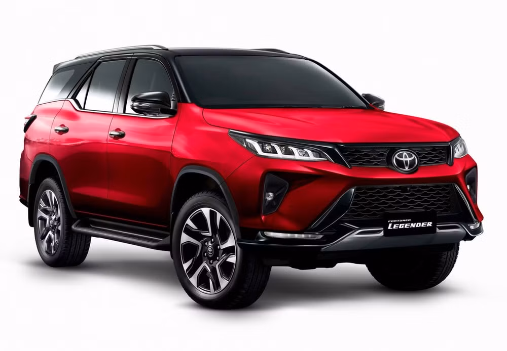 Fortuner Legender có dáng hầm hố hơn.