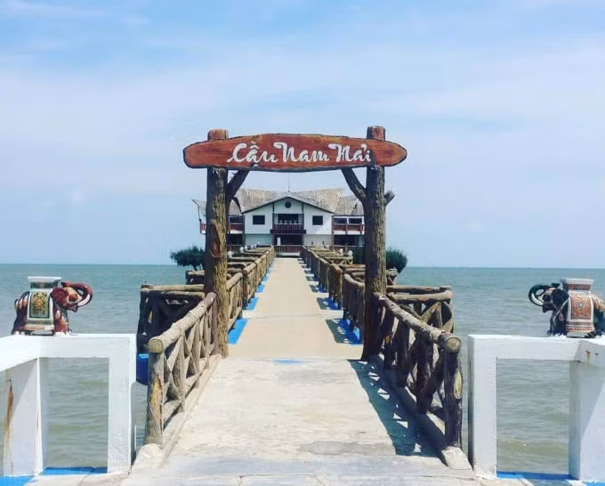 Cầu Nam Hải là địa điểm check-in yêu thích của mọi người khi đến đây. Ảnh: TL