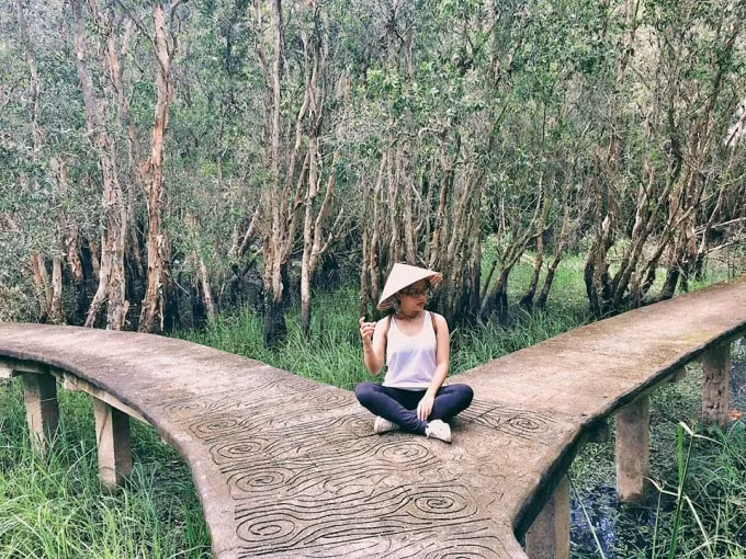 Làng nổi Tân lập là một trong các địa điểm du lịch gần Sài Gòn với khuôn viên rừng tràm cực lớn và con đường đá xuyên rừng gần 5 km. Ảnh: TL