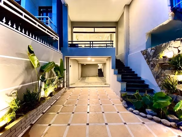 Nhà được thiết kế mở với cây cối xanh mát.