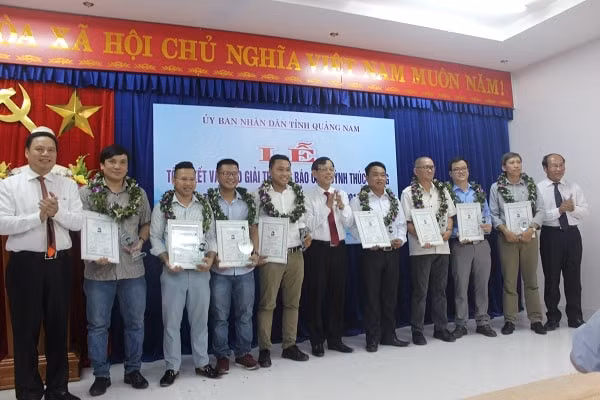 Ban Tổ chức trao thưởng cho các tác giả, nhóm tác giả đạt giải Nhất Giải báo chí Huỳnh Thúc Kháng lần thứ XII. Ảnh TL