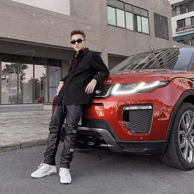 Năm 2016, Sơn Tùng tậu chiếc Range Evoque màu đỏ. Đây là dòng xe thuộc thương hiệu hạng sang của Anh Quốc có giá bán gần 3 tỉ đồng.