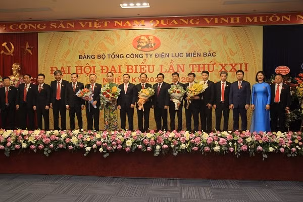 Ban chấp hành Đảng bộ Tổng Công ty Điện lực miền Bắc nhiệm kỳ 2020 - 2025 ra mắt Đại hội_Ảnh: Hạnh Trần