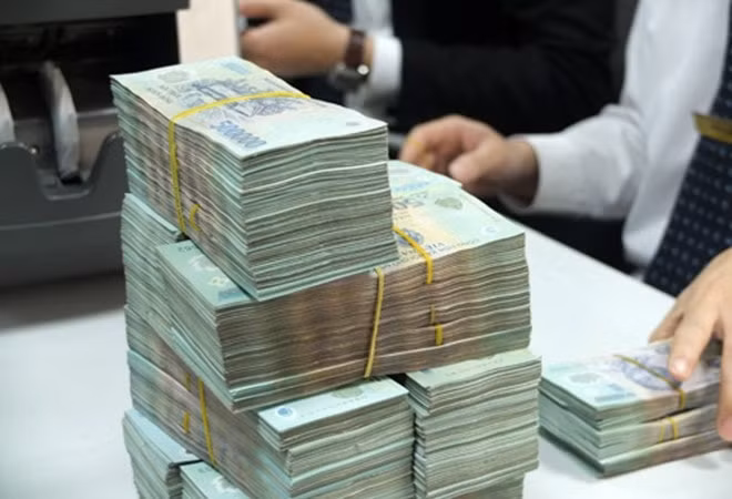 Việc giảm lãi suất tiền gửi so với mức 6-7%/năm như hiện nay có thể khuyến khích dòng vốn tìm đến nhiều kênh đầu tư khác, trong đó có thị trường chứng khoán.