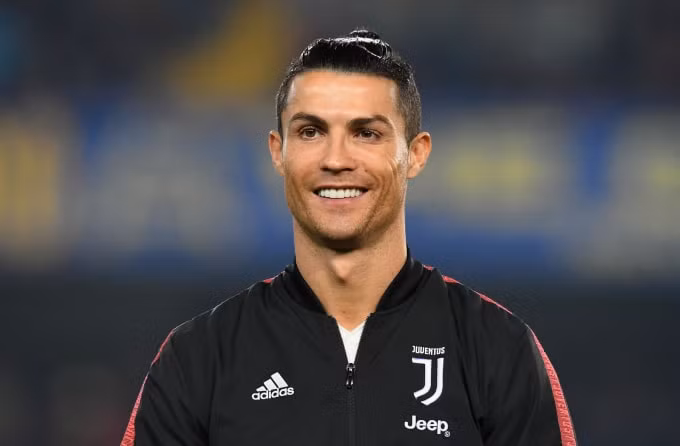 Ronaldo đi vào lịch sử trở thành cầu thủ bóng đá đầu tiên chạm mốc thu nhập 1 tỷ USD. Ảnh: Getty