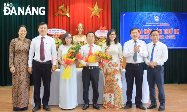 Các đồng chí Ban thư ký chi hội nhận hoa chúc mừng từ các lãnh đạo (ảnh: baodannang).