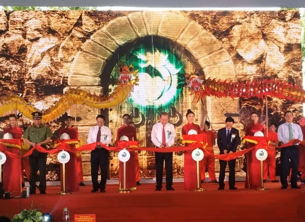 Phó Thủ tướng Thường trực Chính phủ Trương Hòa Bình dự lễ khai trương bãi biển nhân tạo Dragon tại Tổ hợp du lịch Quốc tế Đồi Rồng. Ảnh: VGP