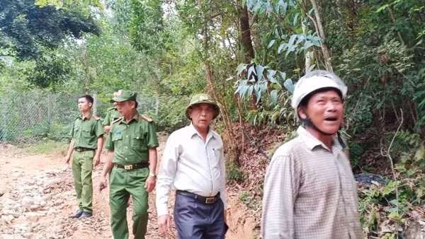 Người dân dẫn lãnh đạo Công an TP Đà Nẵng thị sát các lán trại, đường mòn trong rừng Hải Vân