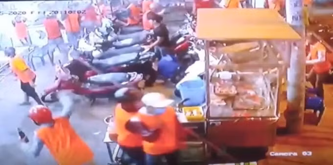 Hiện trường vụ việc. Ảnh cắt từ clip.