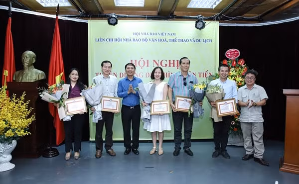 Trao tặng Bằng khen cho các cá nhân có thành tích xuất sắc. Ảnh Minh Khánh