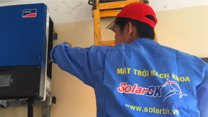 Công nhân SolarBK lắp đặt thiết bị trong hệ thống điện mặt trời áp mái.