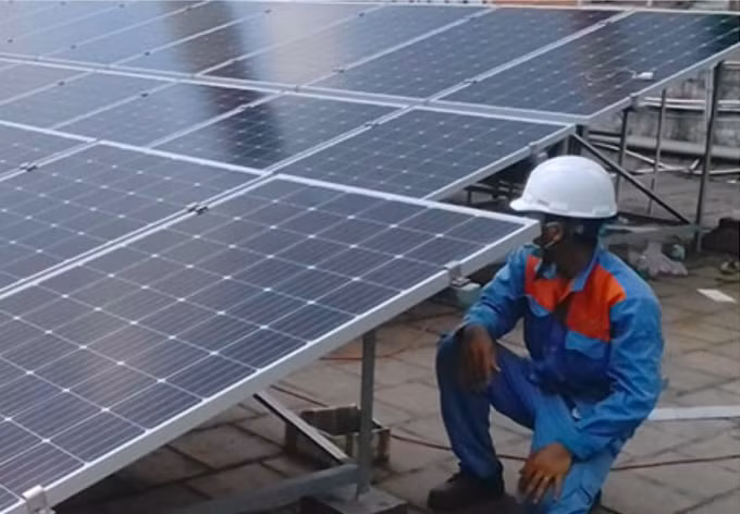 Thi công điện mặt trời áp mái tại khu vực phía Nam.