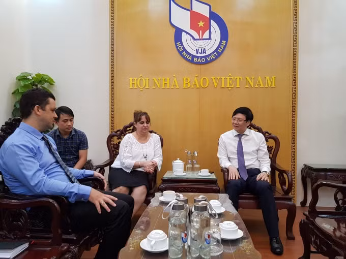 Ông Hồ Quang Lợi- Phó Chủ tịch Thường trực Hội Nhà báo Việt Nam và bà Nancy Coro Aguiar - Phó Đại sứ Cộng hòa Cuba tại Việt Nam trao đổi về những thành quả đã đạt giữa báo chí hai nước được trong thời gian 04 năm nhiệm kỳ của bà.