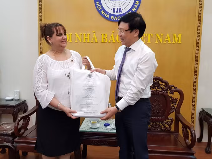 Phó Chủ tịch Thường trực Hồ Quang Lợi tặng quà lưu niệm cho bà Phó Đại sứ Nancy Coro Aguiar