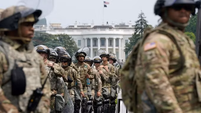 Tổng thống Donald Trump đã ra lệnh rút lực lượng vệ binh quốc gia khỏi thủ đô Washington DC, do các nguy cơ đe dọa bất ổn bởi người biểu tình đã giảm - Ảnh: Reuters