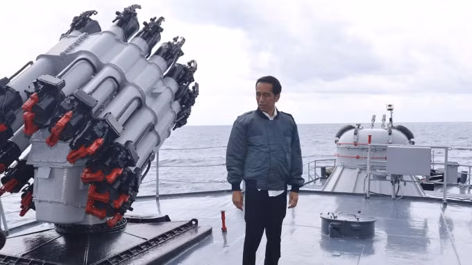 Tổng thống Indonesia Joko Widodo đứng trên boong tàu Hải quân Indonesia - Ảnh: Reuters