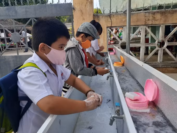 Các công tác phòng chống dịch được các trường học triển khai nghiêm túc, đảm bảo các em học sinh đi học vui khỏe, an toàn