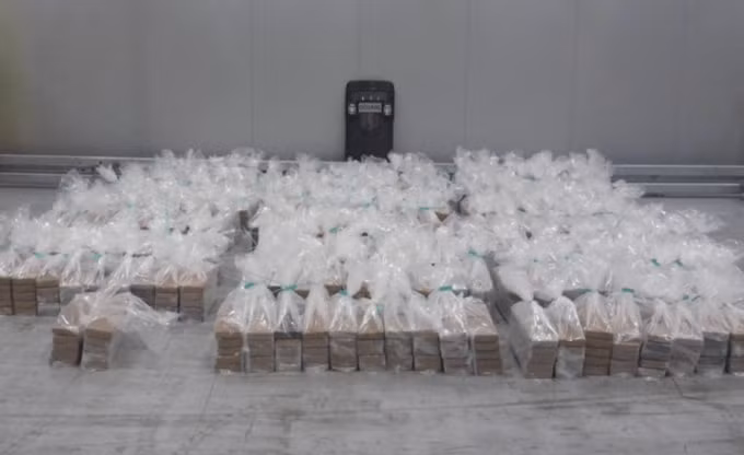 Hình ảnh số cocaine được Hải quan phát hiện trong container chở chuối. Ảnh: OMR