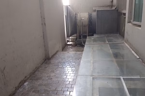 Hiện trường nơi phát hiện TS Bùi Quang Tín rơi từ tầng 14. Ảnh: LĐO