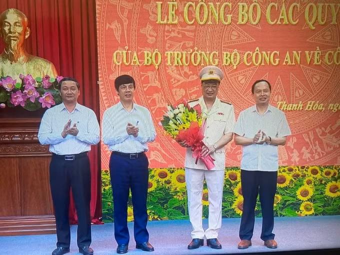 Các đồng chí lãnh đạo Tỉnh uỷ, UBND tỉnh Thanh Hóa chúc mừng tân Giám đốc Công an tỉnh Thanh Hoá Trần Phú Hà