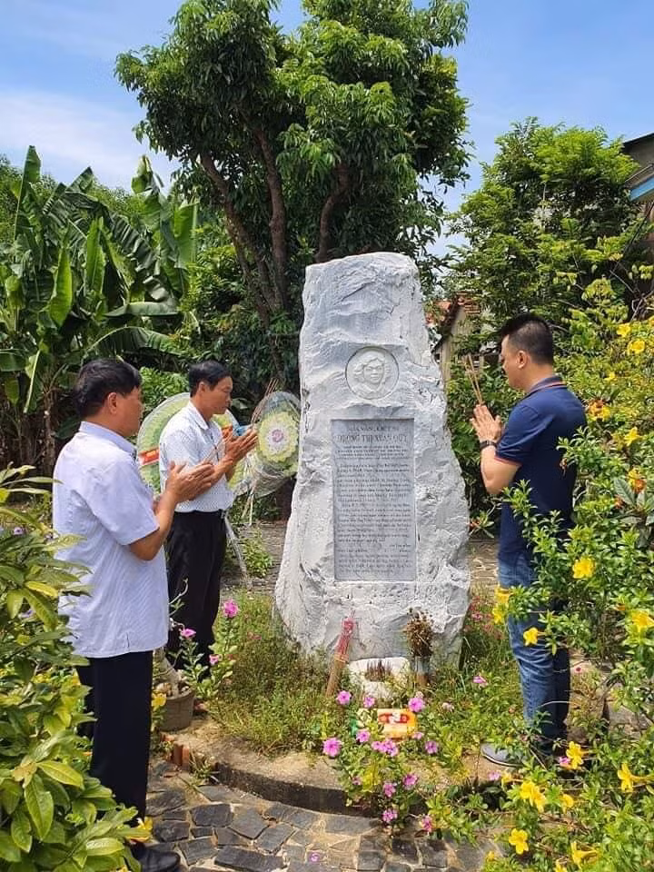 Đoàn công tác của Hội Nhà báo Việt Nam do ông Phan Hữu Minh - Ủy viên Ban Thường vụ, Trưởng Ban kiểm tra làm Trưởng đoàn viếng mộ nhà báo liệt sỹ Dương Thị Xuân Quý tại xã Duy Thành, huyện Duy Xuyên.