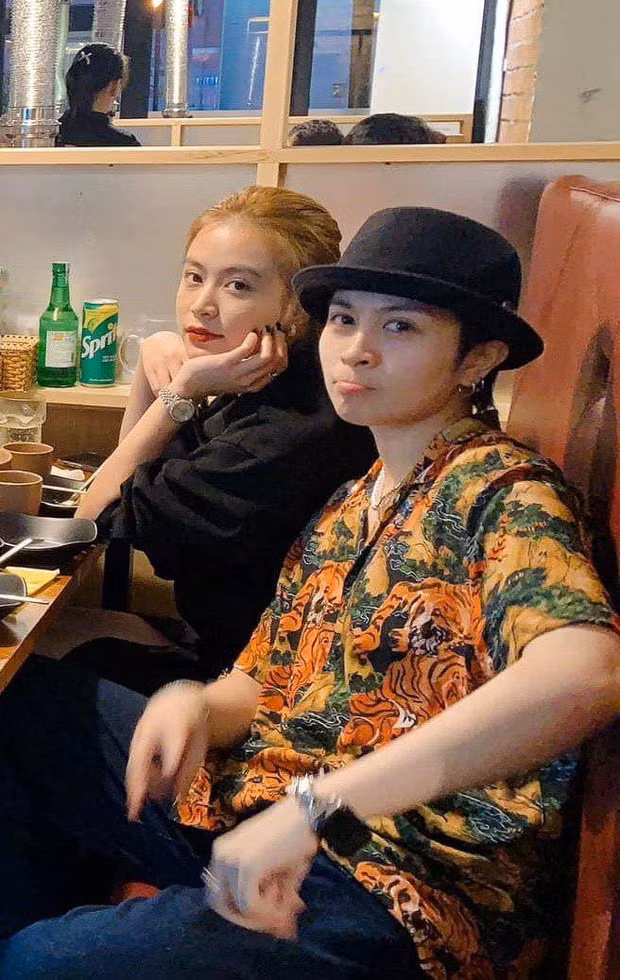 Bộ đôi diện trang phục thoải mái, vui vẻ thưởng thức bữa tối.