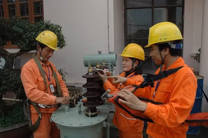 Tăng cường kiểm tra hiện trường công tác sửa chữa điện.