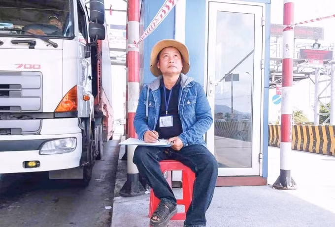 Người dân đeo Căn cước công dân và đếm xe tại trạm BOT Ninh Lộc - Khánh Hòa, yêu cầu minh bạch lượng xe qua trạm.
