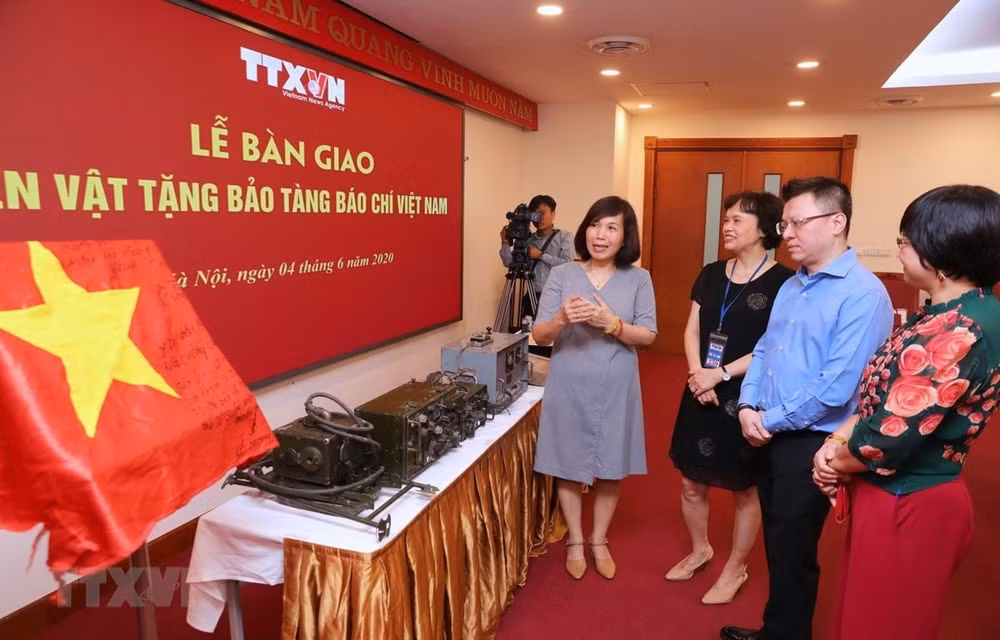 Các đồng chí lãnh đạo tham quan các hiện vật quý về Báo chí Việt Nam( ảnh: TTXVN).