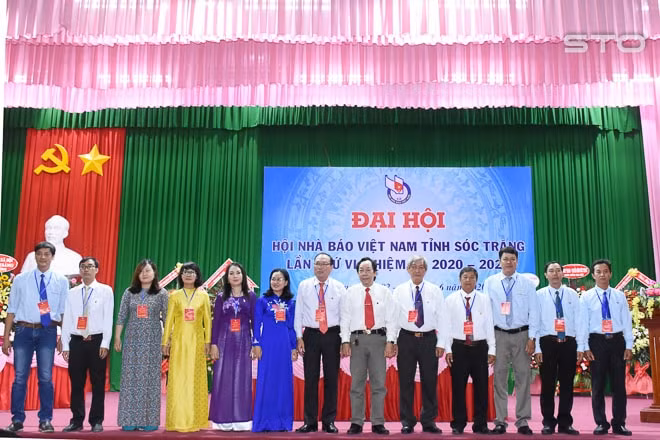 Các đồng chí Ban Chấp hành Hội Nhà báo Việt Nam tỉnh nhiệm kỳ 2020 – 2025 ra mắt đại hội(ảnh: baosoctrang).