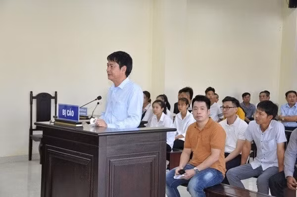 Bị cáo Lê Văn Nam, cựu Phó giám đốc Sở VHTT&DL tỉnh Thanh Hóa, cựu Giám đốc Trung tâm huấn luyện và thi đấu thể dục thể thao tỉnh Thanh Hóa bị tuyên phạt 15 tháng tù giam