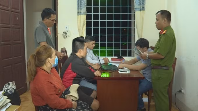Các đối tượng trong đường dây đánh bạc tại cơ quan công an. Ảnh: TL