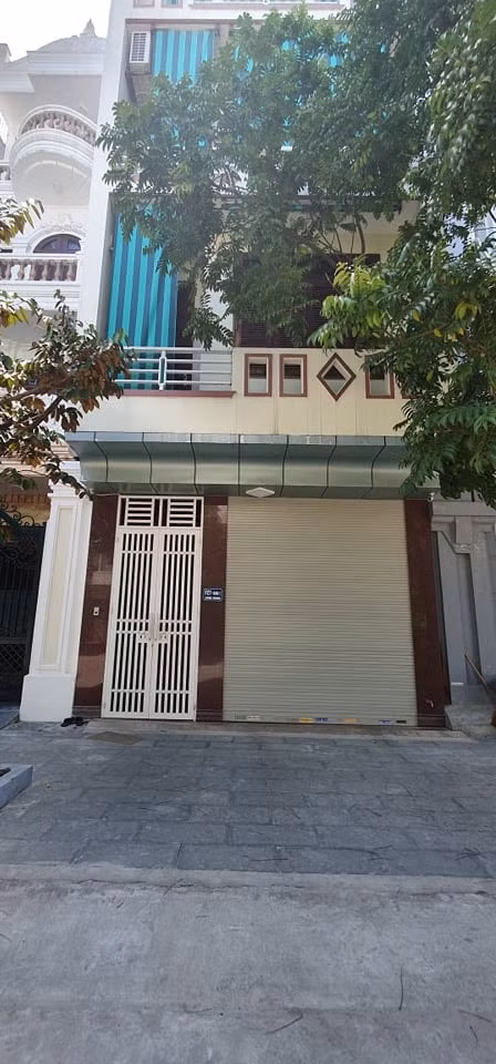 Nhà ông Bùi Quốc Toàn - Trưởng phòng Quản lý công chức, viên chức Sở Nội vụ tỉnh Thanh Hóa, nơi ông Toàn tổ chức đánh bạc bị công an bắt giữ