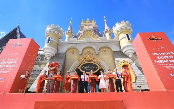 Nghi thức cắt băng khai trương “bom tấn giải trí hè” VinWonders Phú Quốc.