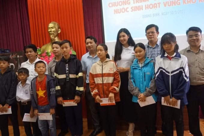 Đại diện Tập đoàn Tân Á Đại Thành và Báo Tiền phong tặng học bổng cho học sinh huyện Minh Hóa.