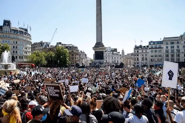 Hàng nghìn người tập trung tại Quảng trường Trafalgar ở London vào Chủ nhật, bày tỏ ủng hộ với George Floyd - Ảnh: Reuters