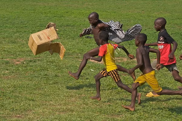 Với những đứa trẻ nghèo ở Ghana, chiếc hộp các tông cũng có thể giúp các em thỏa mãn niềm đam mê bóng đá. Ảnh: Designer