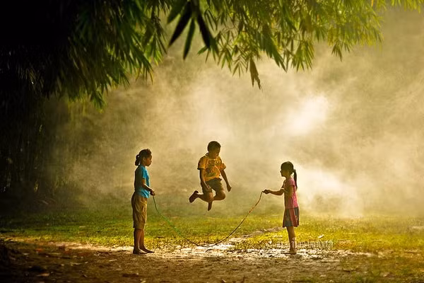 Nhảy dây là một trong những trò chơi phổ biến nhất của trẻ em châu Á. Ảnh: Gede Lila Kantiana