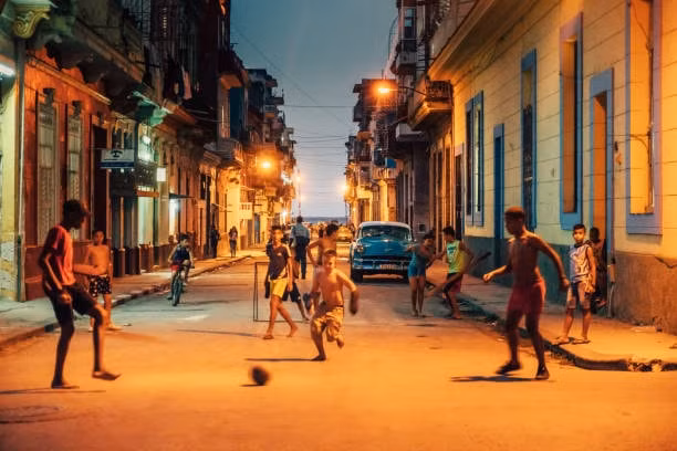 Trẻ em chơi bóng trên đường phố Brazil. Ảnh: TL