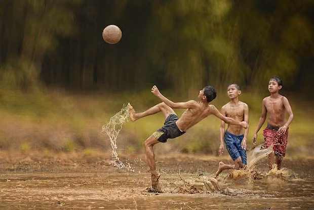 Khoảng khắc tung người móc bóng của trẻ em Indonesian. Ảnh: Herman Damar