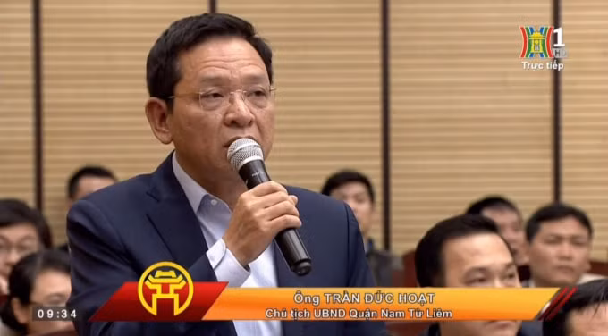 Chủ tịch UBND quận Trần Đức Hoạt giải trình về kết quả thực hiện công tác quản lý trật tự xây dựng trên địa bàn. Ảnh: HanoiTV