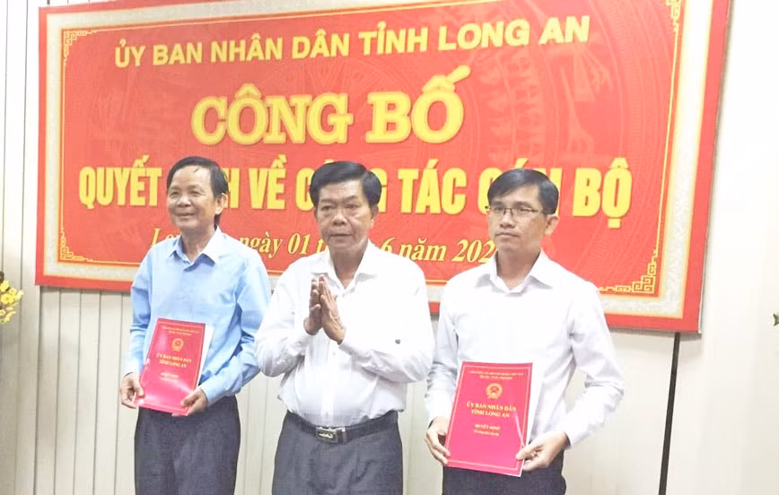 Chủ tịch UBND tỉnh Long An Trần Văn Cần trao quyết định cho ông Lê Hồng Phước (bên phải).