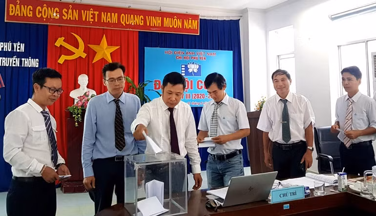 Các thành viên Chi hội Điện ảnh Phú Yên tham gia bỏ phiếu bầu Ban Thư ký chi hội nhiệm kỳ mới( ảnh: internet).
