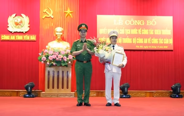 Thứ trưởng Nguyễn Duy Ngọc trao quyết định cho Đại tá Đặng Hồng Đức
