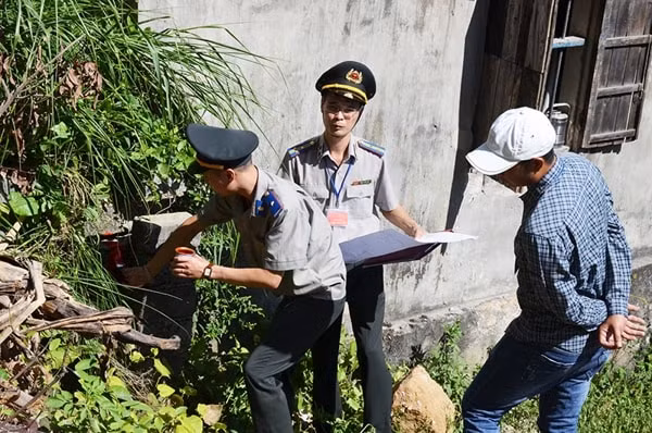 Cán bộ Cục THADS tỉnh Quảng Ninh thực hiện kê biên tài sản là nhà, đất. Ảnh minh họa