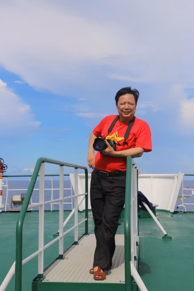 Nhà báo Tào Khánh Hưng trên tàu ra đảo Trường Sa.