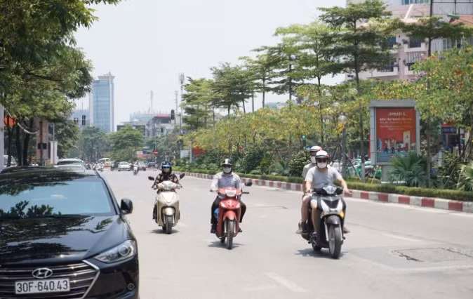 Nhiều địa phương như Hà Nội có những ngày nắng nóng, một số nơi nắng nóng gay gắt.