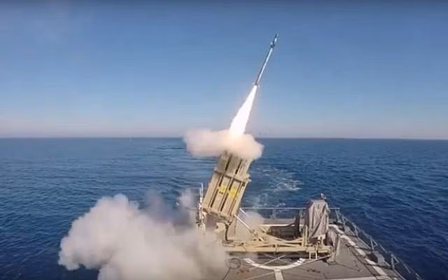Israel vừa thử thành công hai vụ bắn tên lửa đạn đạo tầm ngắn - Ảnh: Israel Navy